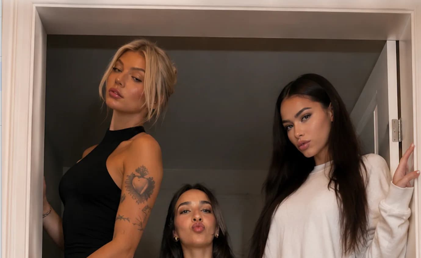 Oprichter Iris van Hees (1,93 m) met haar vriendinnen Imane (1,55 m) en Claudia (1,88 m)