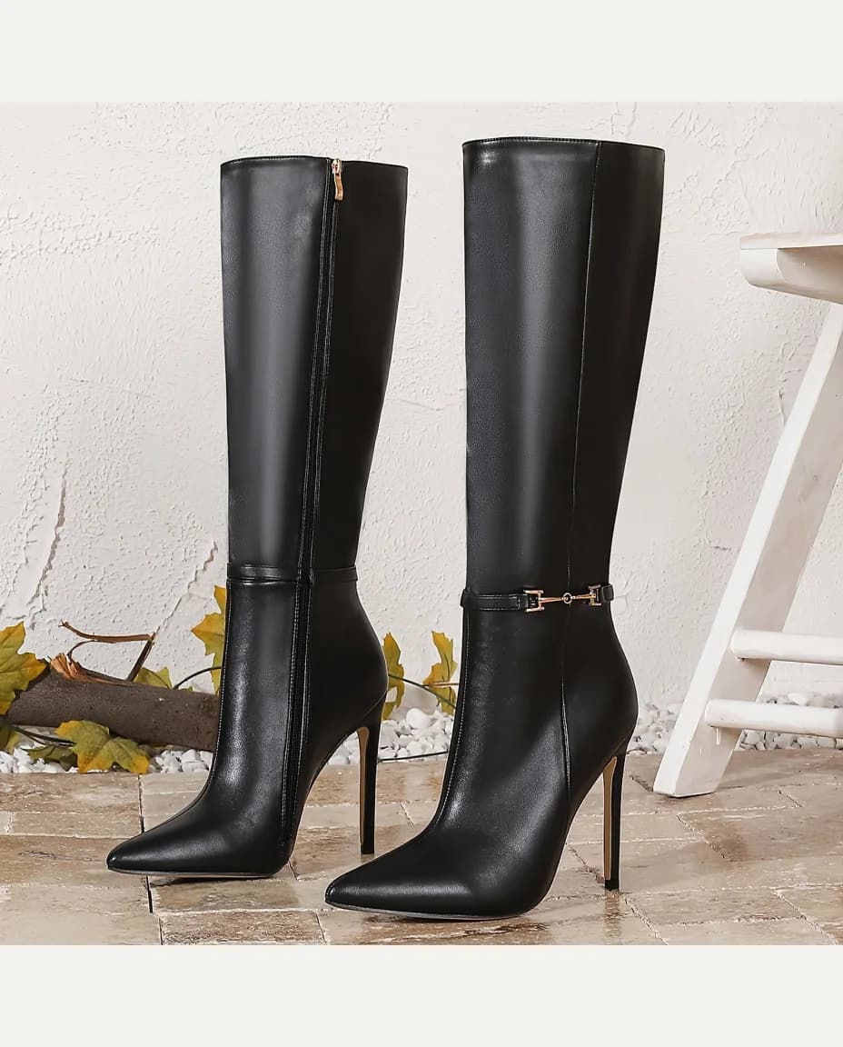 Zwarte kniehoge stiletto laars met puntneus en goudkleurig detail