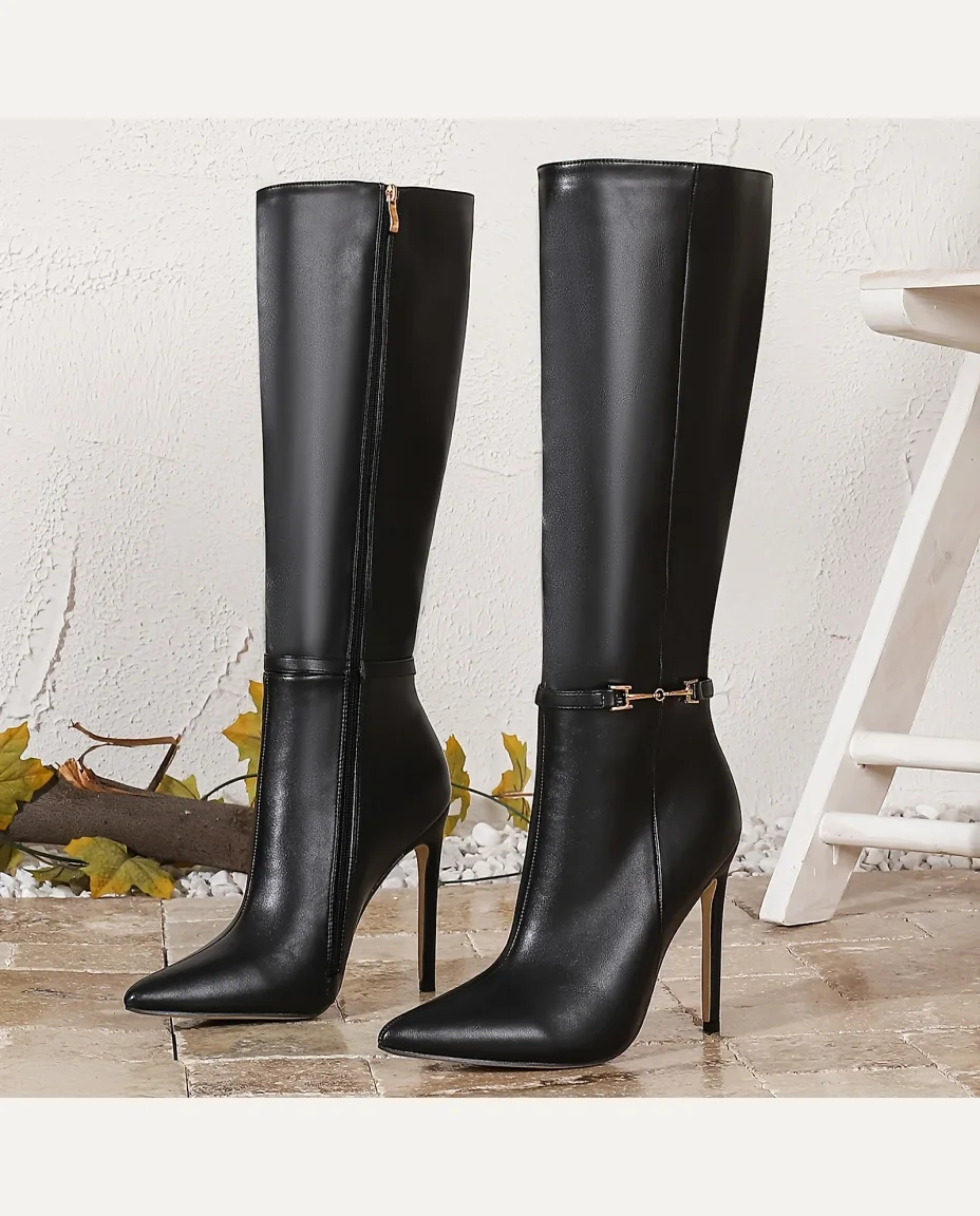 Zwarte kniehoge stiletto laars met puntneus en goudkleurig detail